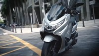 Dilihat sepintas, Haojue UHR 150 memiliki desain yang identik dengan Honda PCX. Desain fascia-nya cenderung elegan, dengan bentuk serba membulat. Bagian lampu utama dan lampu sein dibuat terpisah, dan tentunya dilengkapi teknologi LED dan DRL. Foto: Tangkapan layar YouTube Haojue Motos do Brasil
