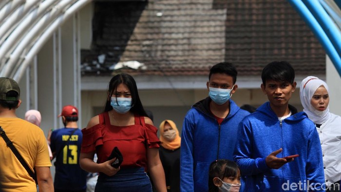 Warga tampak beraktivitas di Jalan Al-Fathu, Soreang, Kabupaten Bandung. Mereka tampak menumpuk meski Bandung Raya masih berstatus PPKM Level 3.
