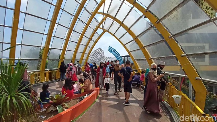 Jalan Al-Fathu Ramai saat Bandung Raya Masih PPKM Level 3 Warga tampak beraktivitas di Jalan Al-Fathu, Soreang, Kabupaten Bandung. Mereka tampak menumpuk meski Bandung Raya masih berstatus PPKM Level 3.
