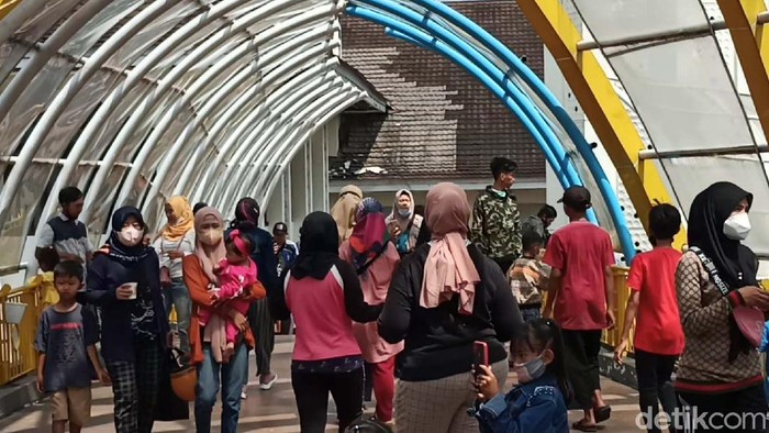 Jalan Al-Fathu Ramai saat Bandung Raya Masih PPKM Level 3 Warga tampak beraktivitas di Jalan Al-Fathu, Soreang, Kabupaten Bandung. Mereka tampak menumpuk meski Bandung Raya masih berstatus PPKM Level 3.