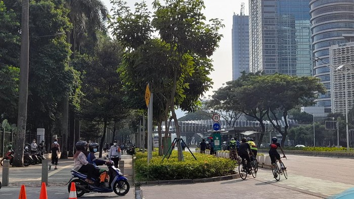 Jalur Pesepeda Ramai Dilintasi Warga yang Berolahraga (Tiara Aliya-detikcom)