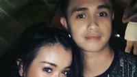 Pernikahan Jennifer dan Ajun sempat membuat kontroversi karena keduanya memiliki perbedaan usia 17 tahun. Pernikahan mereka juga menjadi sorotan karena Jennifer Jill disebut sebagai janda kaya raya, seperti dikutip detikHot (17/2). Foto: Instagram @jennifer_ipel @ajunperwira