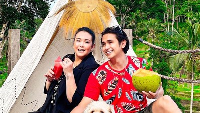 Intip Momen Jennifer Jill Saat Masak Pisang dan Floating Breakfast