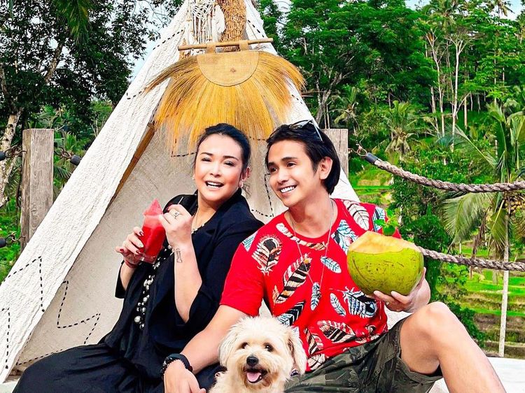 Intip Momen Jennifer Jill Saat Masak Pisang dan Floating Breakfast