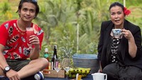 Jennifer dan Ajun tampak santai sambil piknik menikmati camilan dan minuman segar. Foto: Instagram @jennifer_ipel @ajunperwira