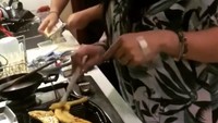 Saat di rumah, Jennifer Jill sering meluangkan waktu untuk memasak. Seperti momennya membuat pisang bakar. Foto: Instagram @jennifer_ipel @ajunperwira