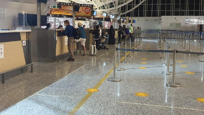 Keberangkatan WNA Australia ke negaranya dari Bandara Internasional I Gusti Ngurah Rai Bali