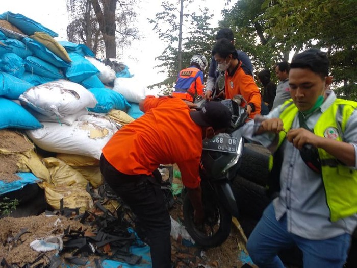 Jalur alternatif Batu-Mojokerto melalui Cangar-Pacet selalu ramai wisatawan pada hari libur. Sebab, jalur ini sejuk dan banyak destinasi wisata yang bisa dituju.