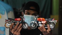 Bagus Budianto perajin miniatur menunjukkan hasil kerajinan miniatur motor yang telah jadi di Purwodadi, Bugisan, Prambanan, Klaten, Jawa Tengah, Minggu (19/9/2021).