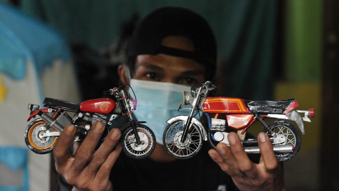 Bagus Budianto perajin miniatur menunjukkan hasil kerajinan miniatur motor yang telah jadi di Purwodadi, Bugisan, Prambanan, Klaten, Jawa Tengah, Minggu (19/9/2021). Hasil kerajinan miniatur kendaraan motor dan mobil yang terbuat dari bahan dasar pipa atau paralon bekas tersebut dijual dari harga Rp100 ribu hingga Rp700 ribu tergantung jenis dan tingkat kesulitannya. ANTARA FOTO/Aloysius Jarot Nugroho/foc.