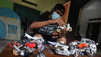 Hasil kerajinan miniatur kendaraan motor dan mobil yang terbuat dari bahan dasar pipa atau paralon bekas tersebut dijual dari harga Rp100 ribu hingga Rp700 ribu tergantung jenis dan tingkat kesulitannya.