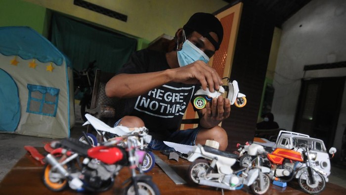 KERAJINAN MINIATUR BERBAHAN DASAR PARALON BEKAS Bagus Budianto perajin miniatur menunjukkan hasil kerajinan miniatur motor yang telah jadi di Purwodadi, Bugisan, Prambanan, Klaten, Jawa Tengah, Minggu (19/9/2021). Hasil kerajinan miniatur kendaraan motor dan mobil yang terbuat dari bahan dasar pipa atau paralon bekas tersebut dijual dari harga Rp100 ribu hingga Rp700 ribu tergantung jenis dan tingkat kesulitannya. ANTARA FOTO/Aloysius Jarot Nugroho/foc.
