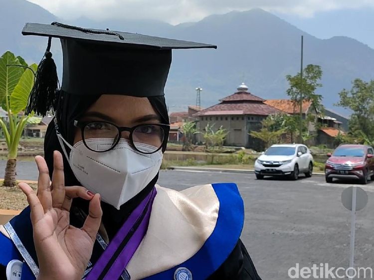 Kisah Inspiratif Gadis Pengidap Kanker Otak Jadi Lulusan Terbaik Uniga