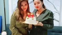Di momen ulang tahun temannya, Mahesa Putri mengunggah foto bersama sahabatnya ini. Ia juga memberikan sebuah cake ulang tahun berlumur krim.Foto: Instagram @mahesaputriii_