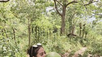 Wah Nikmat banget nih yang lagi minum kelapa muda. Mahesa langsung meneguk kelapa muda segar saat mendaki bukit. Selain cantik, Mahesa Putri memang terkenal hobi traveling. Foto: Instagram @mahesaputriii_