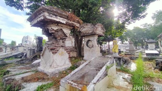 Makam Peneleh berada di Jalan Peneleh, Kecamatan Genteng, Surabaya. Makam ini sepi pengunjung selama pandemi COVID-19.