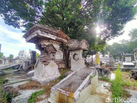 Makam Peneleh berada di Jalan Peneleh, Kecamatan Genteng, Surabaya. Makam ini sepi pengunjung selama pandemi COVID-19.