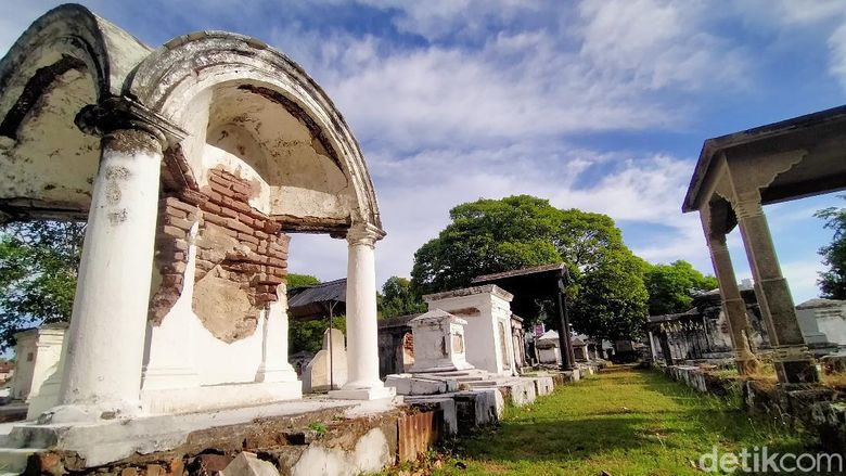Makam Peneleh Makam Peneleh berada di Jalan Peneleh, Kecamatan Genteng, Surabaya. Makam ini sepi pengunjung selama pandemi COVID-19.