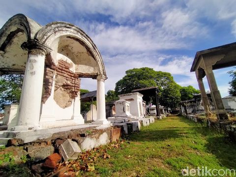 Makam Peneleh berada di Jalan Peneleh, Kecamatan Genteng, Surabaya. Makam ini sepi pengunjung selama pandemi COVID-19.