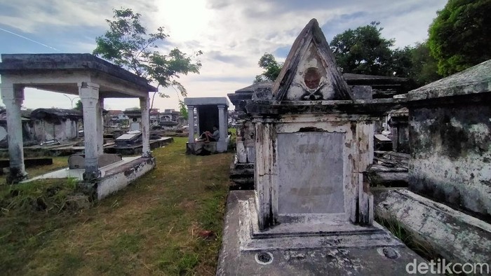 Makam Peneleh berada di Jalan Peneleh, Kecamatan Genteng, Surabaya. Makam ini sepi pengunjung selama pandemi COVID-19.
