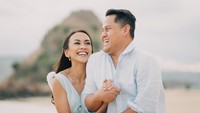 Di foto pre-wedding, Melanie Putria dan Aldico Sapardan sama-sama terlihat bahagia. Foto: @debucung/Ingga Suwandana dan @kioku_visual