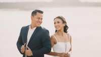 Peristiwa itu diabadikan saat mereka sedang liburan ke Pulau Dewata. Keduanya tampil dalam busana putih yang senada.  Foto: @debucung/Ingga Suwandana dan @kioku_visual