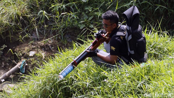 Kini menagkap ikan tidak harus dengan kail atau pancingan. Orang-orang ini menangkap ikan dengan senapan angin bak berburu hewan di hutan.