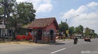 Bangunan tersebut merupakan pos jaga dengan tiga pintu meliputi samping kanan dan kiri serta bagian depan. Sedangkan di dalamnya ada semacam tempat duduk. Warga masyarakat sekitar menyebut bangunan ini dengan sebutan gardu londo.  