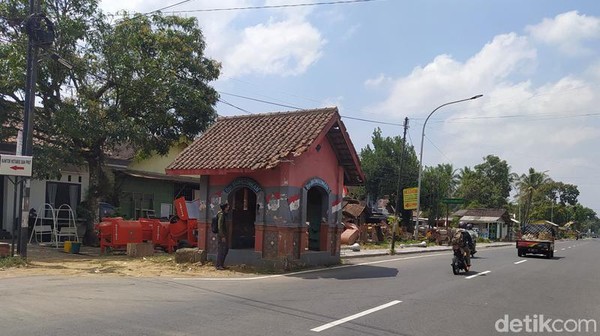 Bangunan tersebut merupakan pos jaga dengan tiga pintu meliputi samping kanan dan kiri serta bagian depan. Sedangkan di dalamnya ada semacam tempat duduk. Warga masyarakat sekitar menyebut bangunan ini dengan sebutan gardu londo. Â Bangunan tersebut merupakan pos jaga dengan tiga pintu meliputi samping kanan dan kiri serta bagian depan. Sedangkan di dalamnya ada semacam tempat duduk. Warga masyarakat sekitar menyebut bangunan ini dengan sebutan gardu londo. Â