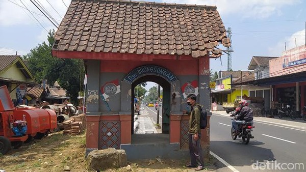 Keberadaan gardu londo ini tetap dipertahankan sekalipun beberapa waktu lalu ada proyek kawasan strategis pariwisata nasional (KSPN). Diduga bangunan peninggalan Belanda ini hingga sekarang masih berdiri kokoh. Â Keberadaan gardu londo ini tetap dipertahankan sekalipun beberapa waktu lalu ada proyek kawasan strategis pariwisata nasional (KSPN). Diduga bangunan peninggalan Belanda ini hingga sekarang masih berdiri kokoh. Â