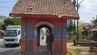 Jika dari arah Borobudur, bangunan ini berada di sisi kanan jalan. Sedangkan dari arah Salaman, bangunan ini berada di kiri jalan. Adapun dari kejauhan bangunan ini terlihat kecil.  