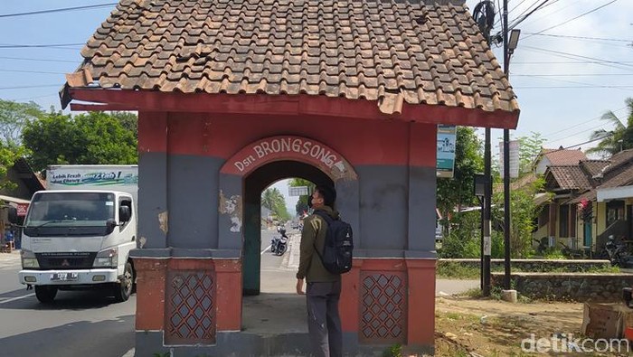 Menengok Pos Jaga Zaman Kolonial di Kawasan Borobudur Tak jauh dari Candi Borobudur, Kabupaten Magelang, Jawa Tengah, ada bangunan yang berdiri di pinggir jalan. Bangunan tersebut diduga peninggalan Belanda yang hingga sekarang masih dipertahankan.