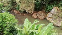 Sungai Cipeles hulunya berada di Desa Sukasari, Kecamatan Sukasari, Sumedang dengan melintasi beberapa wilayah diantaranya Pasanggarahan, Padasuka, Sumedang Kota, Situraja, Darmaraja, dan bermuara ke Sungai Cimanuk yang terletak di Kecamatan Tomo.
