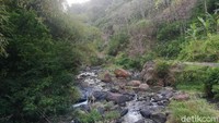 Aliran sungai Cipeles yang mengalir tampak masih cukup jernih.