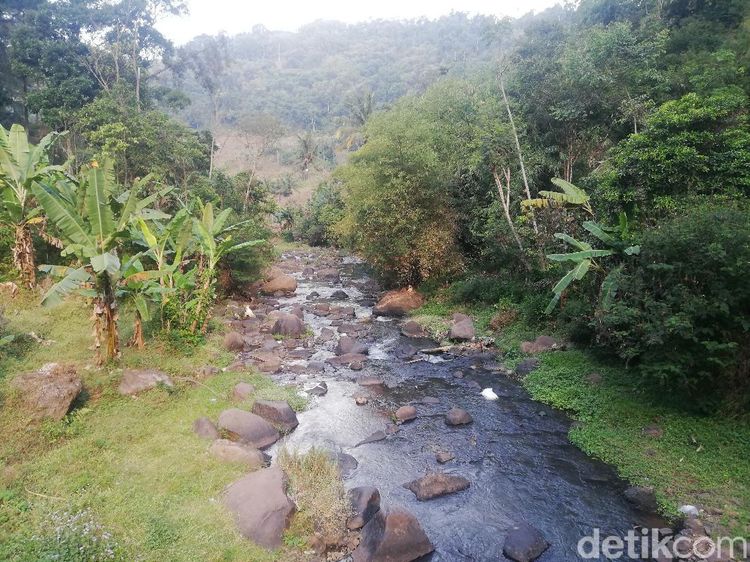 Mengintip Dasar Jurang Jalan Cadas Pangeran di Sumedang