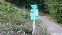 Tampak petunjuk jalan saat memasuki kawasan Jalan Cadas Pangeran dari arah Bandung menuju Sumedang.