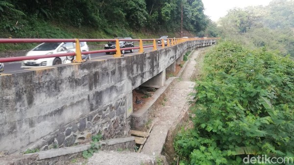 Jalan dan jurang berdampingan diantara kendaraan melintas di Jalan Cadas Pangeran.