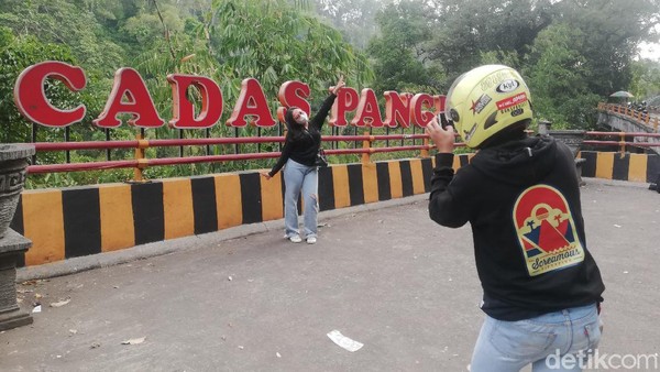 Salah satu spot yang sering dijadikan tempat berswafoto oleh para pengendara.