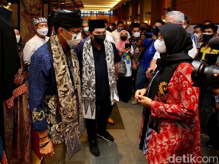 Menteri BUMN Erick Thohir dan Menparekraf Sandiaga Uno bertemu di Banyuwangi. Mereka berjumpa di sela-sela acara Apresiasi Kreasi Indonesia, yang memamerkan beragam produk kreatif Banyuwangi.