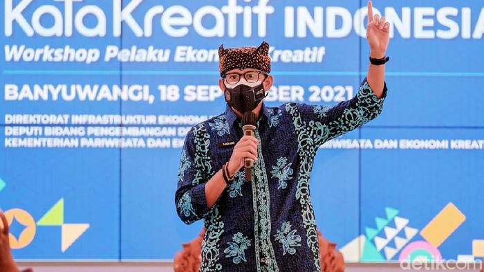 Menparekraf Sandiaga Uno melakukan kunjungan kerja di Banyuwangi. Sandi menyebut Banyuwangi salah satu etalase ekonomi kreatif terbaik di Indonesia.