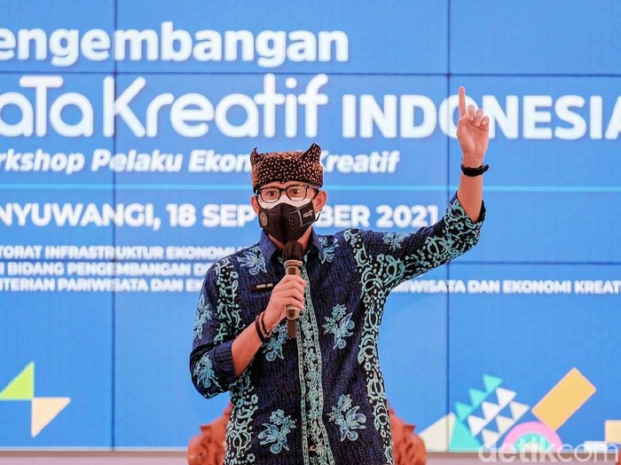 Menparekraf Sandiaga Uno melakukan kunjungan kerja di Banyuwangi. Sandi menyebut Banyuwangi salah satu etalase ekonomi kreatif terbaik di Indonesia.