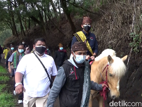 Menparekraf Sandiaga Uno melakukan kunjungan kerja ke Desa Wisata Ranupani. Desa ini berada di Kecamatan Senduro, Lumajang.