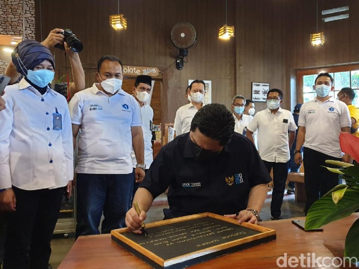 Menteri BUMN Erick Thohir mendorong PTPN XII untuk kembali mempercantik destinasi wisata Doesoen Kakao. Wisata ini di Perkebunan Kendenglembu, Kecamatan Glenmore, Banyuwangi.