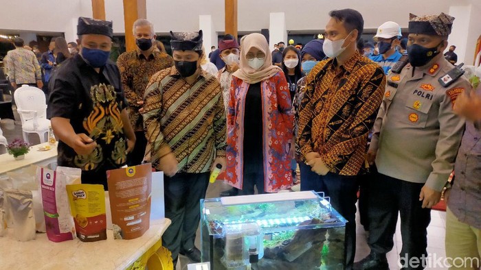 Menteri BUMN Erick Thohir bertemu anak-anak muda peserta Jagoan Banyuwangi. Mereka terdiri atas Jagoan Tani dan Jagoan Bisnis.