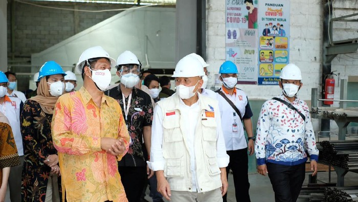 Menteri Koperasi dan UKM Teten Masduki di dampingi Ceo Nuritek Ahmad Syarifuddin (kedua kiri) saat mengunjungi Pabrik Alat Kesehatan Nuritek di Cianjur, Jawa Barat.