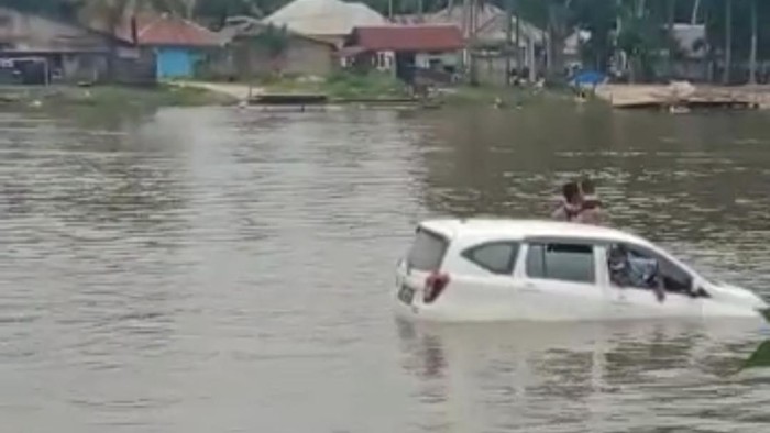 Minibus tercebur di Sungai Konaweeha, Konawe, Sulawesi Tenggara (Sultra)