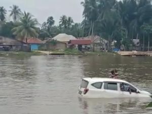 Detik-detik Minibus Jatuh ke Sungai Konaweha Sultra