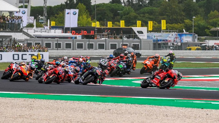 Ducati Italian rider Francesco Bagnaia (R), Yamaha French rider Fabio Quartararo (C) and riders take the start of the San Marino MotoGP Grand Prix at the Misano World Circuit Marco-Simoncelli on September 19, 2021 in Misano Adriatico, Italy. (Photo by ANDREAS SOLARO / AFP)