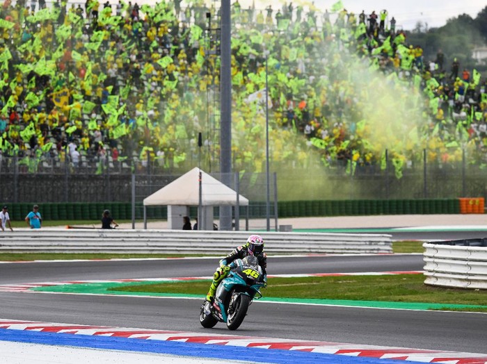 Yamaha-SRT Italian rider Valentino Rossi rides past his fans as he goes to take the start of the San Marino MotoGP Grand Prix at the Misano World Circuit Marco-Simoncelli on September 19, 2021 in Misano Adriatico, Italy. (Photo by ANDREAS SOLARO / AFP)