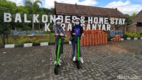 Untuk pagi hari penyewaan skuter ini bisa ditemukan di Homestay Asyuban, Dusun Tanjungsari mulai pukul 06.00 sampai pukul 13.00 WIB dengan sistem booking. Kemudian, untuk sore hari mulai pukul 15.00 sampai pukul 21.00 WIB, di depan pintu masuk Candi Borobudur. (Eko Susanto/detikTravel)
